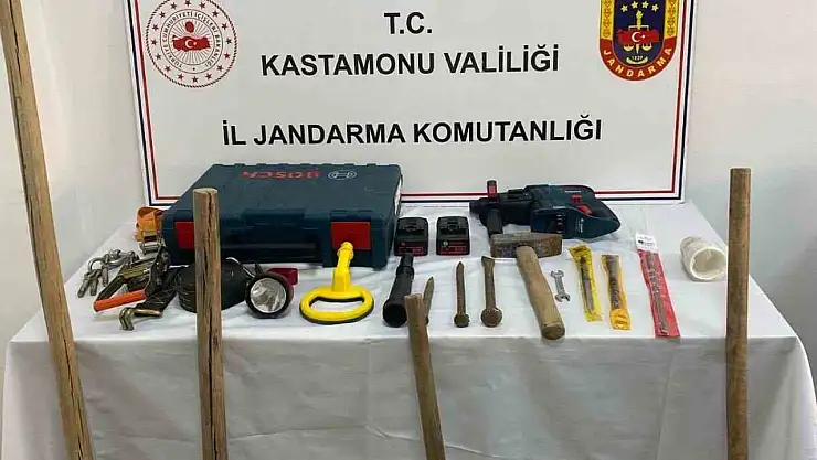 Kastamonu'da izinsiz kazı yapan şahıslara jandarmadan suçüstü