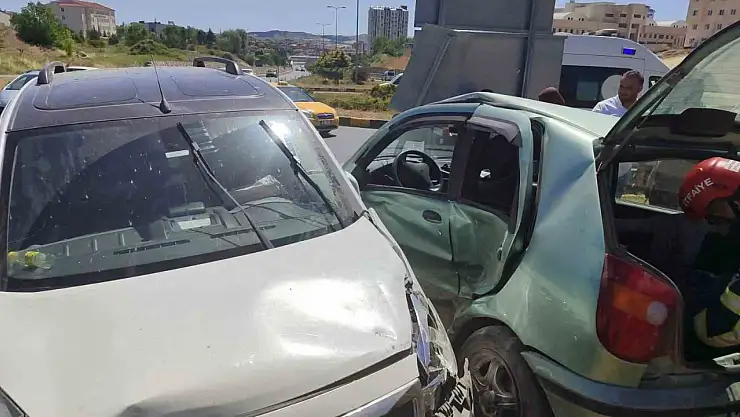 Kastamonu'da kamyonet ile otomobil çarpıştı: 3 yaralı