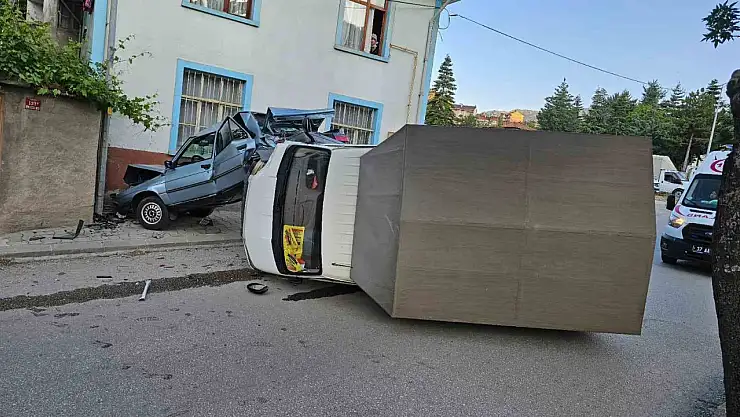 Kastamonu'da kamyonet park halindeki otomobile çarptı: 1 yaralı