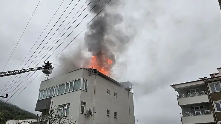 Kastamonu'da korkutan çatı yangını