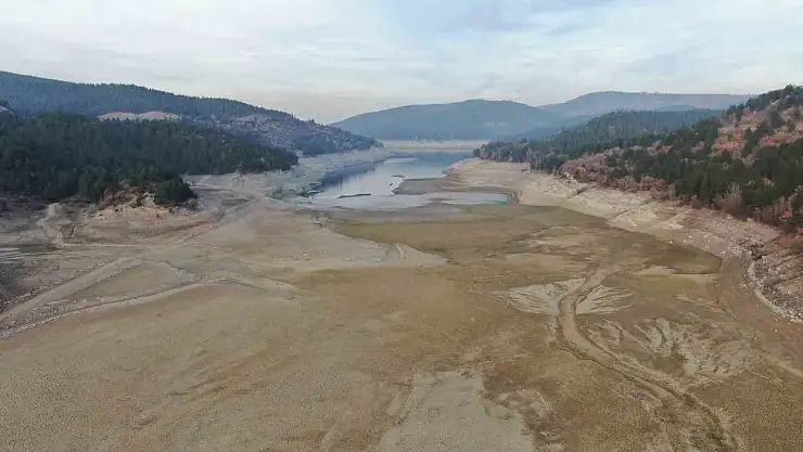 Kastamonu'nun su ihtiyacını karşılayan baraj gölünün büyük kısmı kurudu