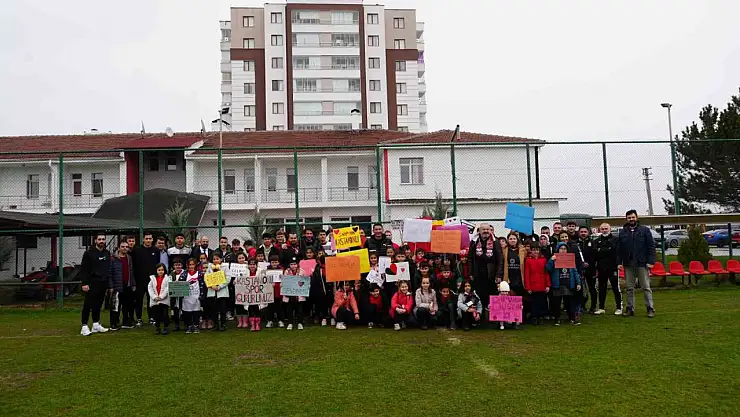 Kastamonuspor'un minik taraftarlarından futbolculara moral ziyareti