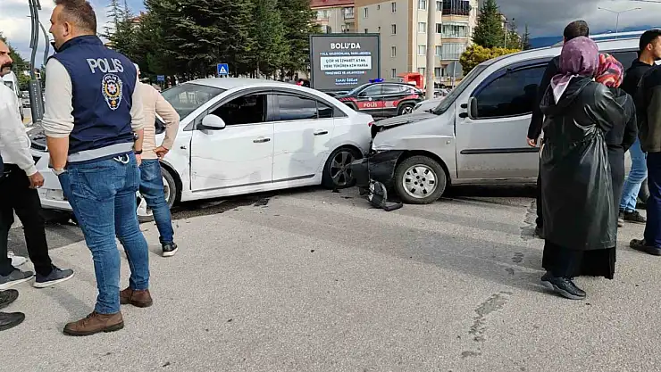 Kavşakta çarpıştılar