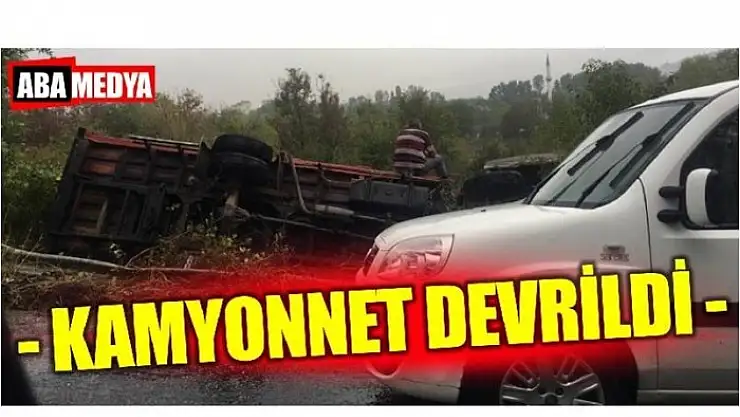 KAYGAN YOLDA KAMYONET DEVRİLDİ