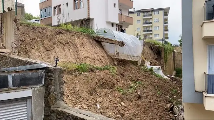 Sitenin istinat duvarı çöktü
