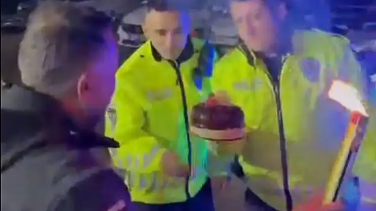 Kaza ihbarına giden polislere pasta sürprizi