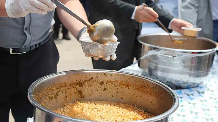Kent meydanında dağıtılan coğrafi işaretli ekşili pilav damakları tatlandırdı