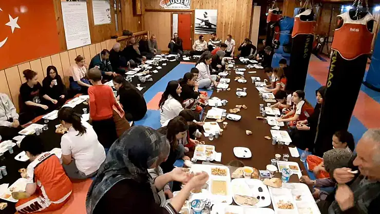 Kick boksçular hem spor hem de iftar yaptı