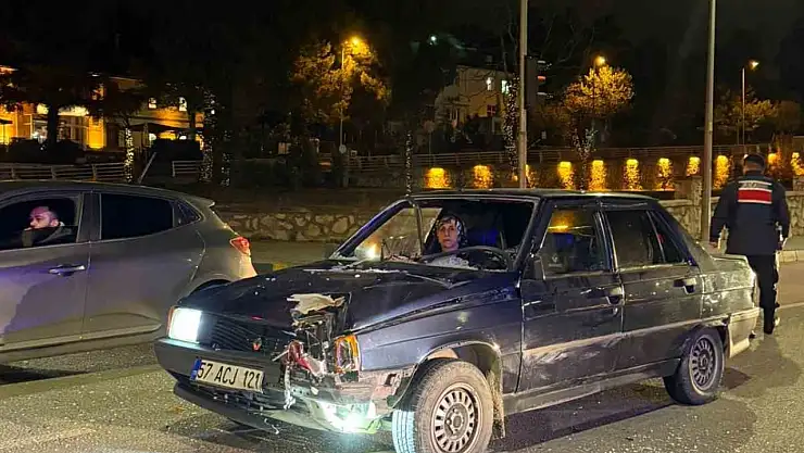 Kırmızı ışıkta bekleyen motosikletli canından oluyordu