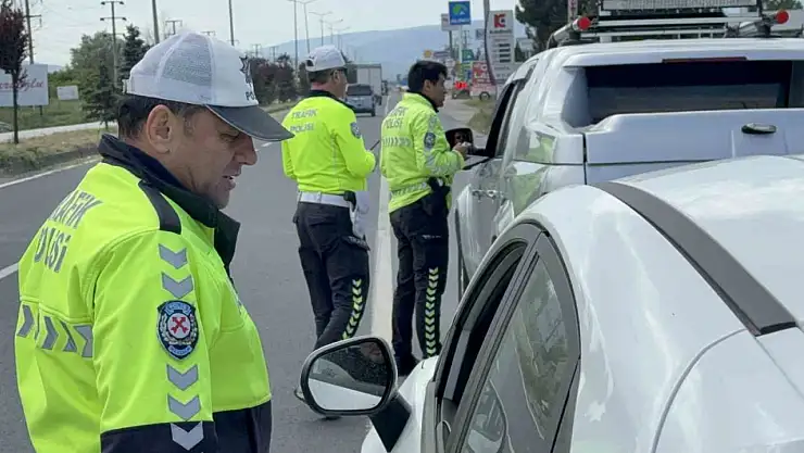 Kırmızı ışıkta geçenler havadan yakalandı