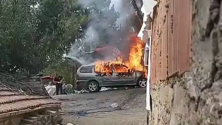 Kontağa bastığı gibi alev topuna döndü