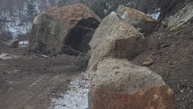 Köy yolunda heyelan