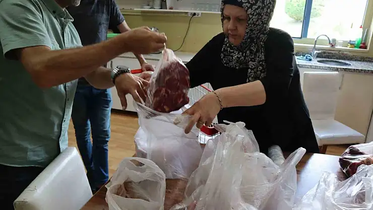 Kurban etleri ihtiyaç sahiplerine ulaştırıldı