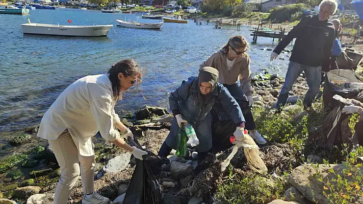 Kurucaşile'de 2 saatte 30 poşet çöp toplandı