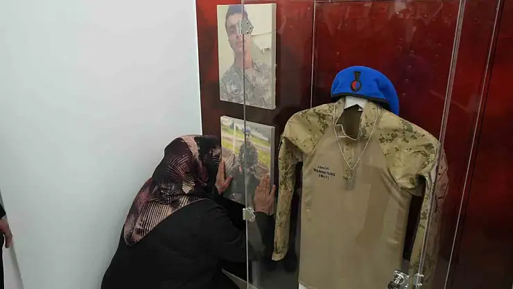 Kütüphaneye adı verilen askerin annesi, oğlunun fotoğrafını severek gözyaşı döktü