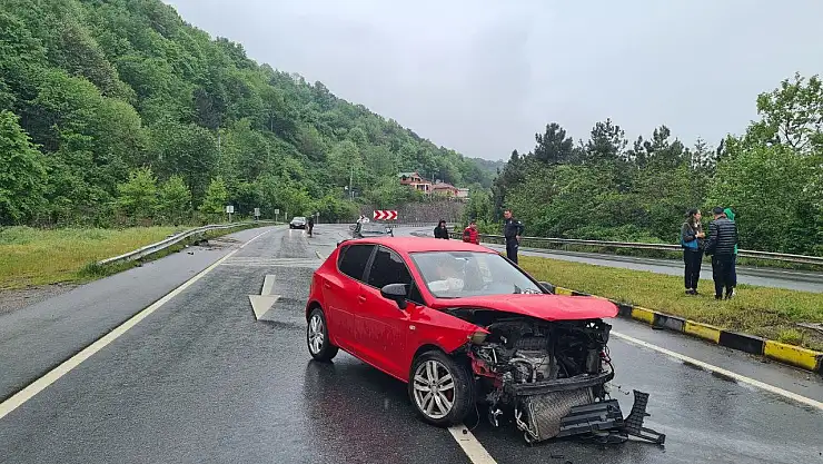 Lastiği patlayan otomobil bariyerlere çarptı