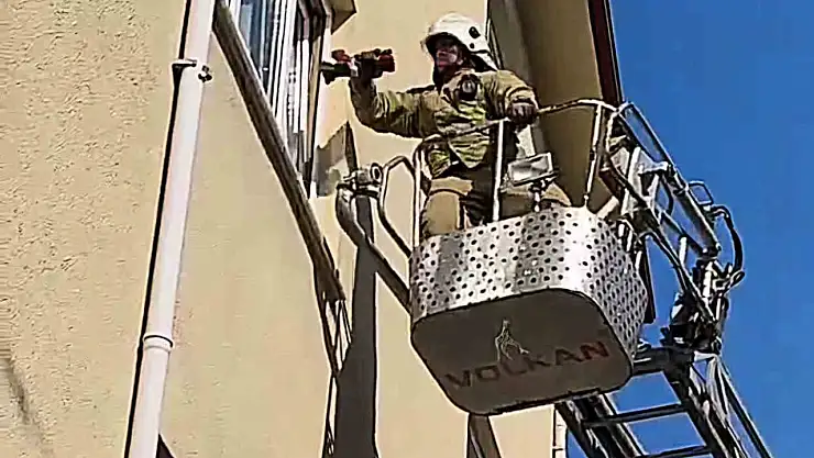 Evin camı kırılarak kurtarıldı