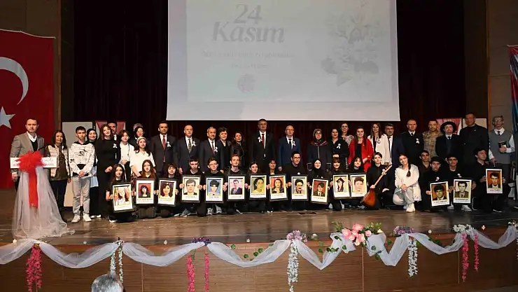 Lise öğrencileri şehit öğretmenleri unutmadı