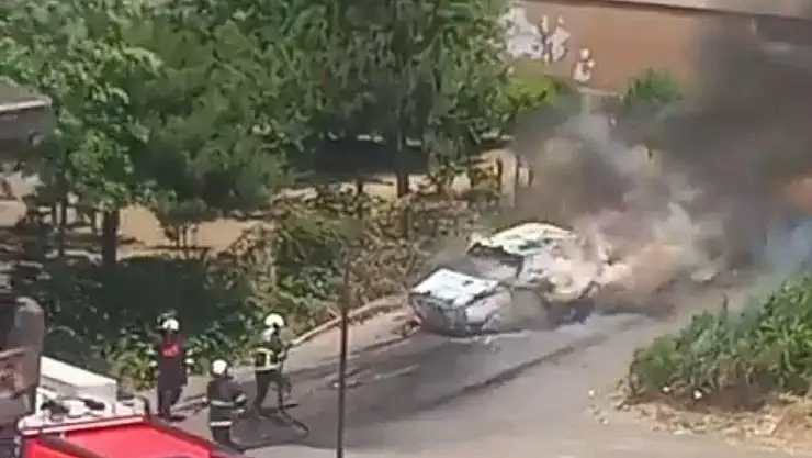 Mahallede araç yangını paniğe neden oldu