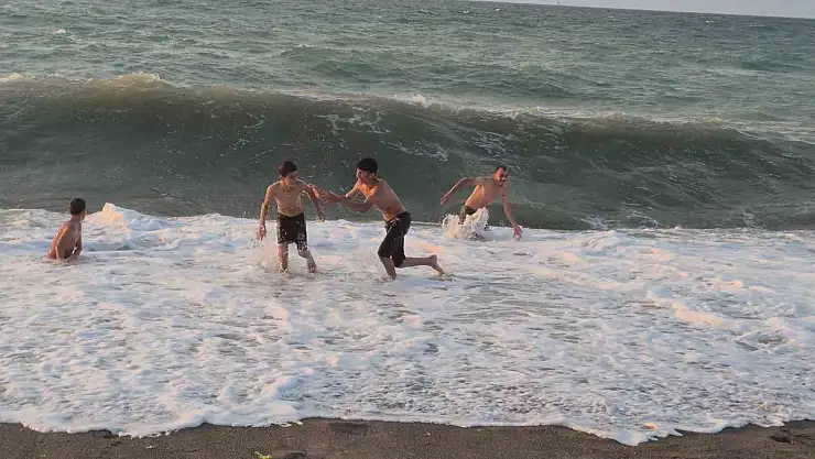 Kendilerini Karadeniz'in dalgalarına bıraktılar