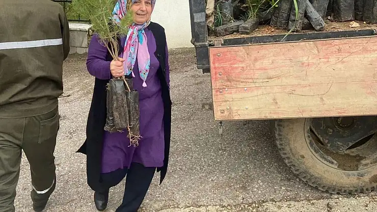 Mezarlıkları ziyaret eden vatandaşlara fidan hediye edildi