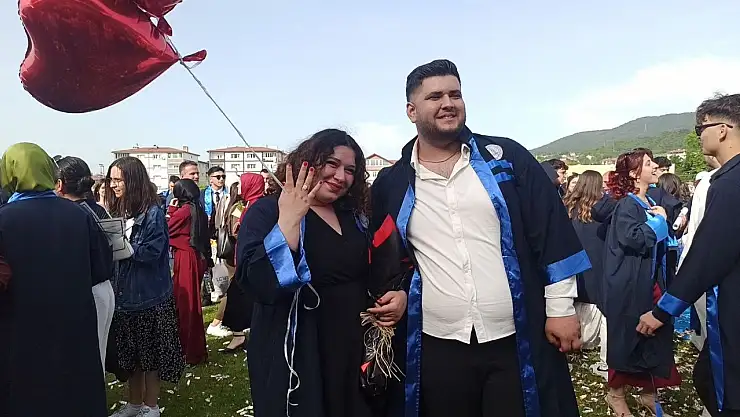 Mezuniyet töreninde evlilik teklifi sürprizi