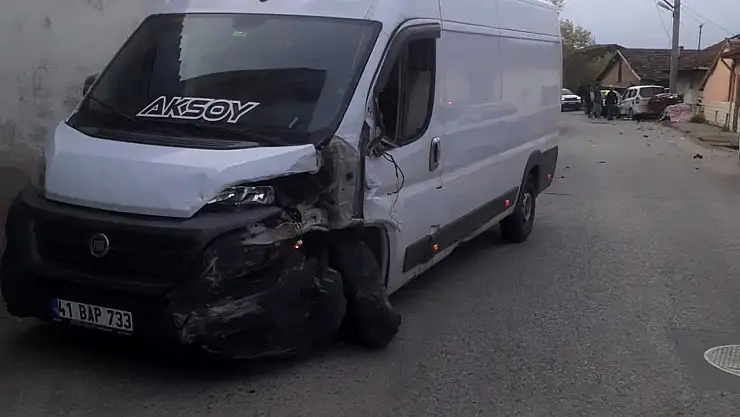 Minibüs ile hafif ticari araç çarpıştı: 2 yaralı