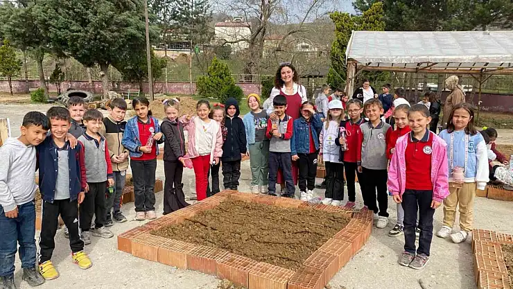 Minik eller toprağı filizlendirdi