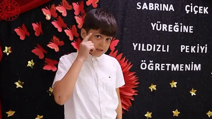 Minik öğrencilerden, öğretmenlerin kalıplaşmış terimleriyle 24 Kasım kutlaması