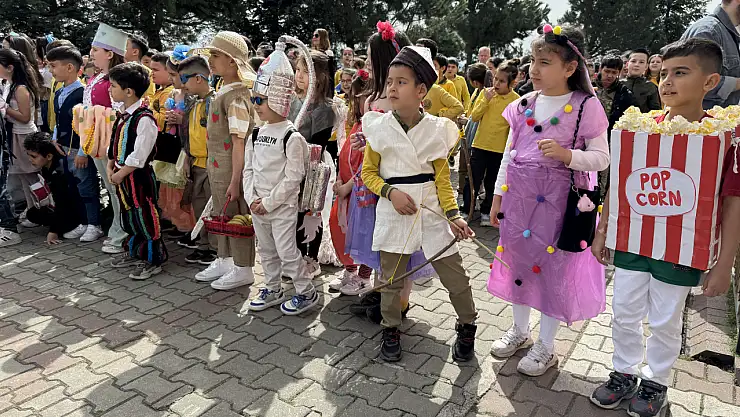 Minik öğrencilerden sıfır atık defilesi