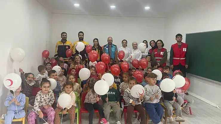 Minik öğrencilere ambulans tanıtımı
