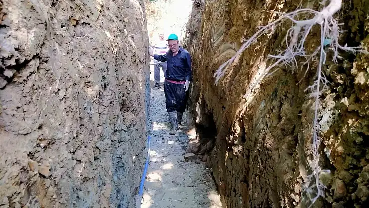 Muhtar ve köylülerin desteğiyle iki mahalle suyuna kavuştu