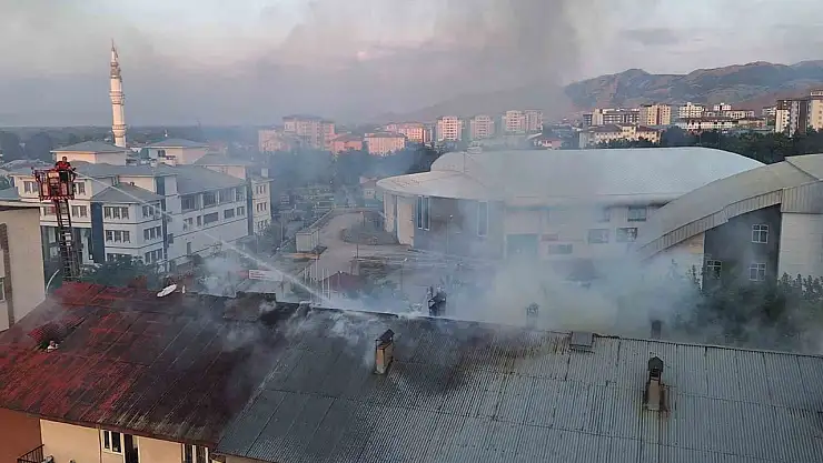 Muş'ta çatı yangını paniğe neden oldu