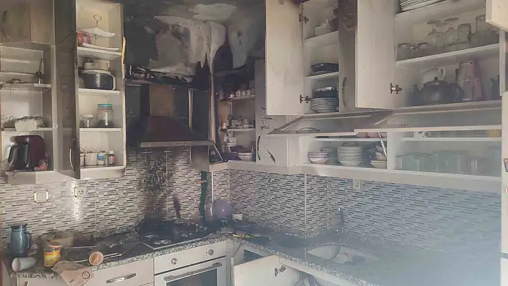 Mutfakta çıkan yangın evi küle çeviriyordu
