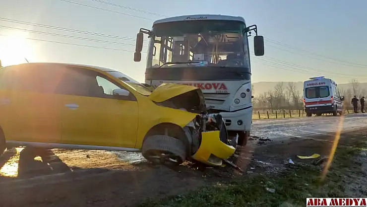 Öğrenci servisi ile taksi kafa kafaya çarpıştı: 8 yaralı