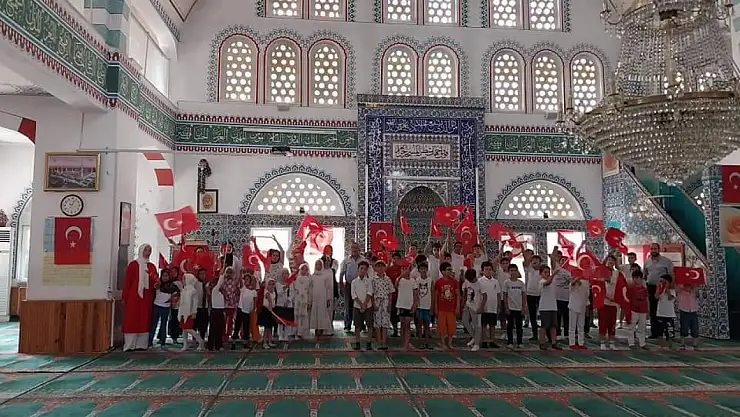 Öğrenciler 15 Temmuz Şehitlerini andı