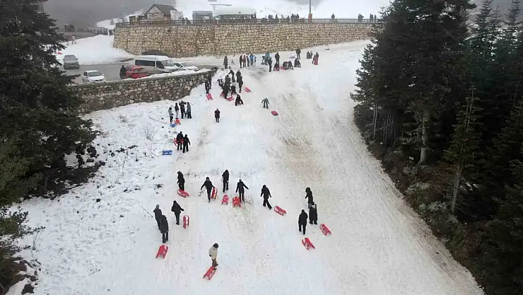Öğrenciler okul stresini Ilgaz Dağı'nda kızakla kayarak attı