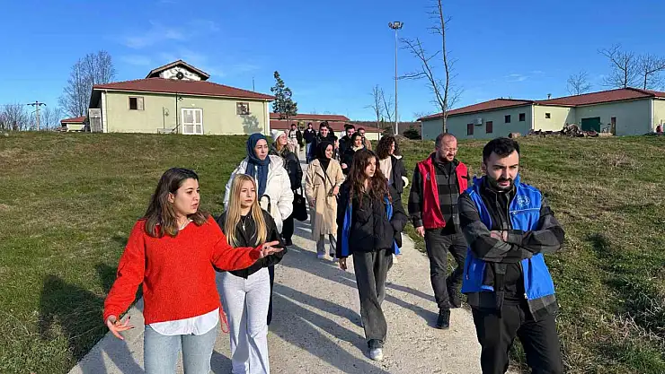 Öğrenciler, sokak hayvanları merkezini inceledi