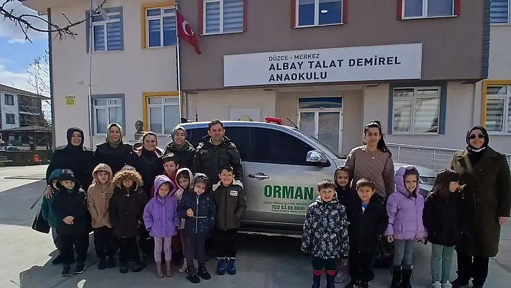 Öğrencilerle birlikte fidan diktiler