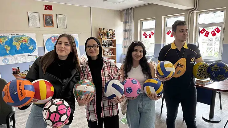 Öğretmen patlayan voleybol topunu elleriyle dikmişti: Öğrencilerden duygulandıran hareket