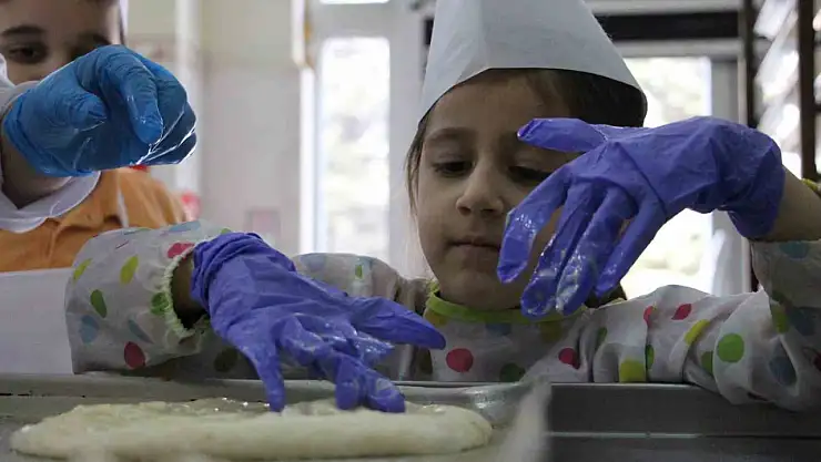 Öğretmen ve minik kalpler, kimsesiz vatandaşlar için kolları sıvadı