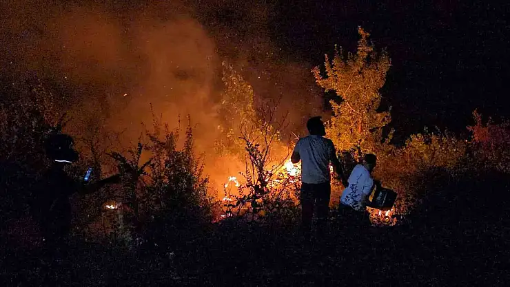 Orman yangınına gençlerden kahramanca müdahale