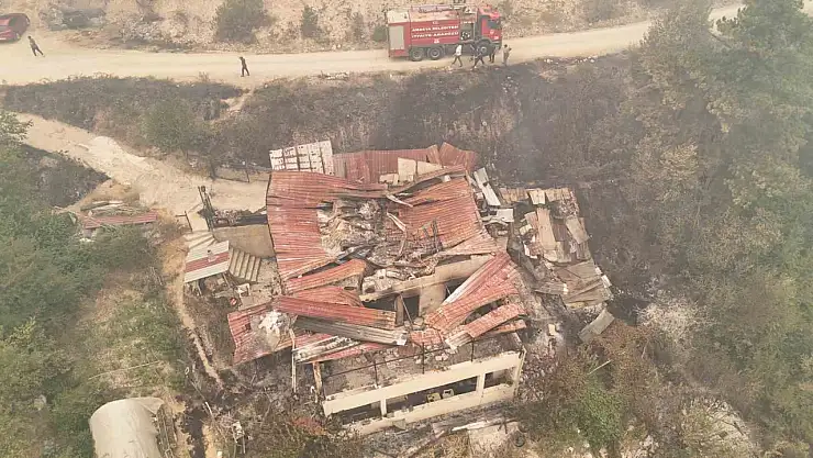 Orman yangınında zarar gören köydeki evler dron ile görüntülendi