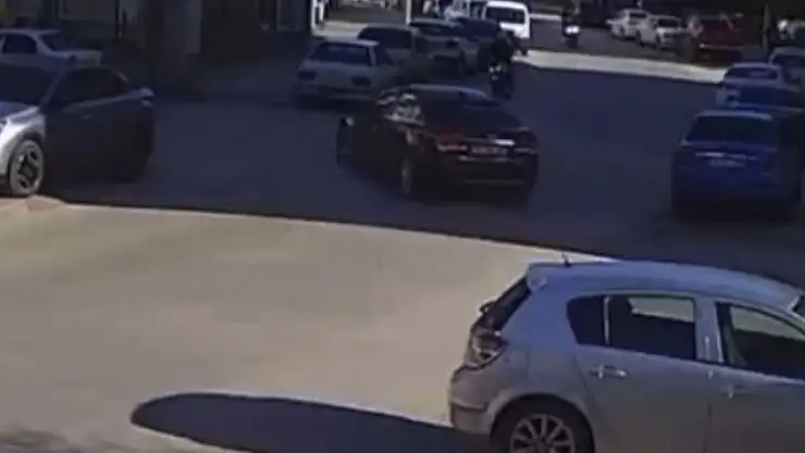 Otomobil ile çarpışan motosiklet sürücüsü yaralandı: Kaza anı kamerada