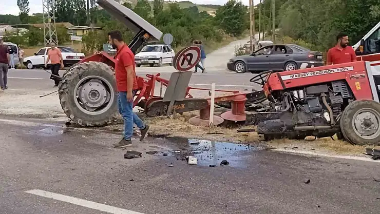 Otomobil ile çarpışan traktör ikiye bölündü: 2 yaralı