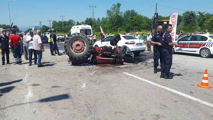 Otomobil ile traktör çarpıştı: 1 ölü 2 yaralı