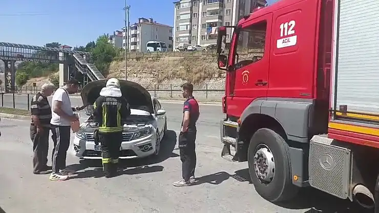 Otomobilden yükselen dumanlar paniğe neden oldu