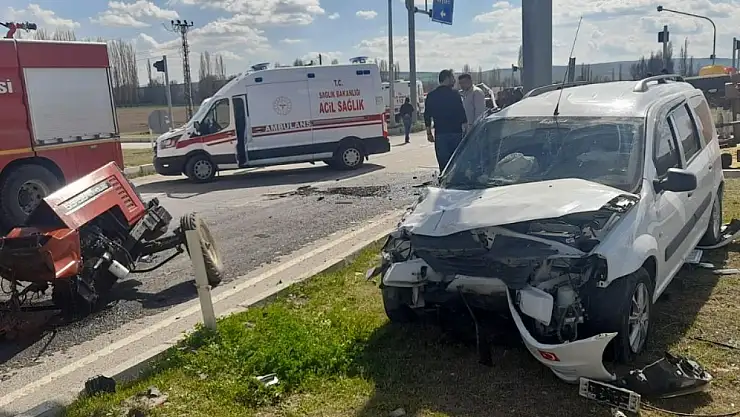 Otomobille çarpışan traktör ikiye ayrıldı