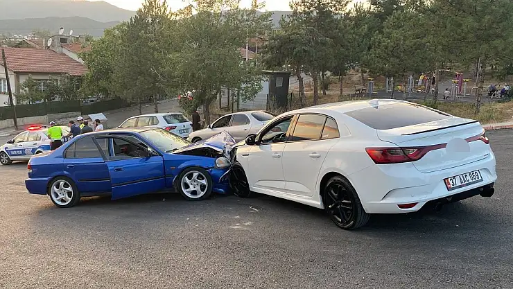 Otomobillerin çarpıştığı kazada 2 kişi yaralandı