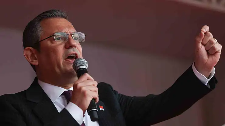 Özgür Özel, 1171 oy alarak yeniden CHP Genel Başkanı seçildi